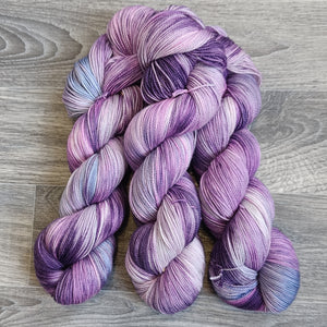 Purple Lilacs, hand-dyed yarn, 75% SW Merino & 25% Nylon, 100g/425m